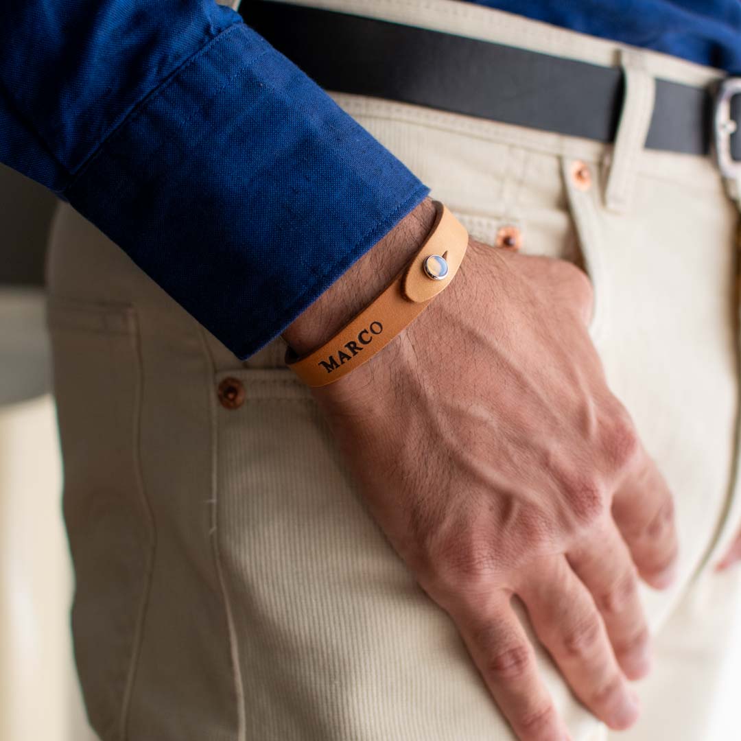 Bracciale pelle Tulsi io White Onix - Indossato uomo - Colore pelle naturale - Finitura palladio - Dettaglio laterale pietra dura - Dettaglio personalizzazione incisione a caldo - Fatto a mano in Italia - Made in Italy