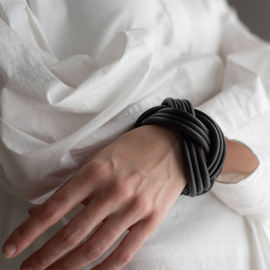Bracciale pelle Tulsi Nodomoro Gioiello in pelle colore nero - Indossato donna - Fatto a mano in Italia - Made in Italy