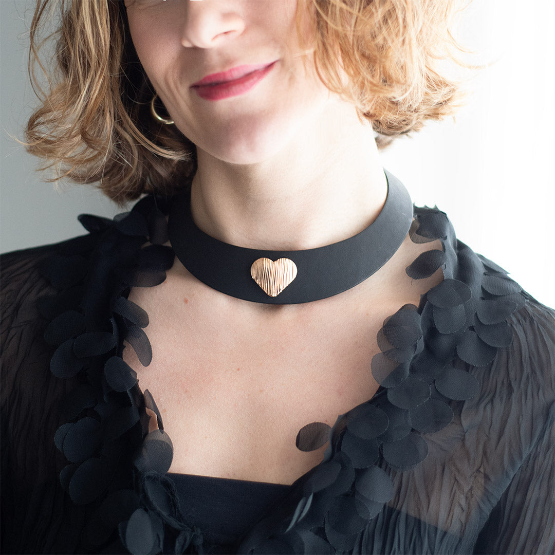 Collana pelle Tulsi Cuore Mio Lux oro rosa con pelle nera indossato donna - fatta a mano in Italia - Artigianato italiano 