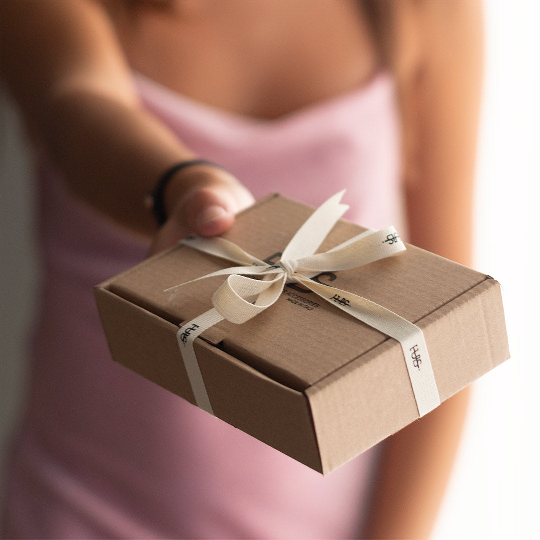 Bracciale pelle Tulsi Augustus - Confezione regalo in cartoncino colore avana e nastro panna - Made in  Italy