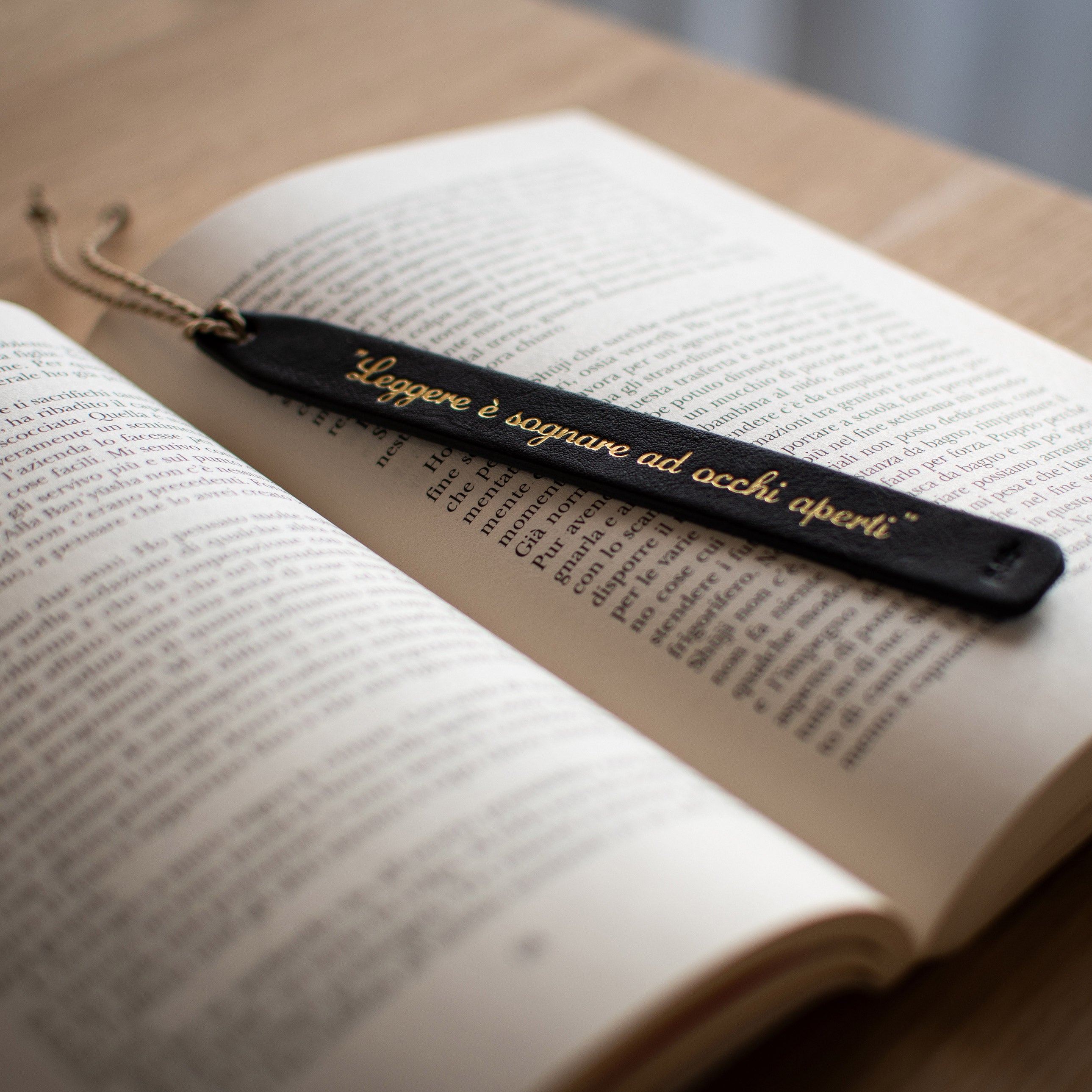 Segnalibro Tulsi "Leggere è sognare ad occhi aperti" - Pelle nera e scritta oro - Fatto a ma no in Italia - Made in Italy