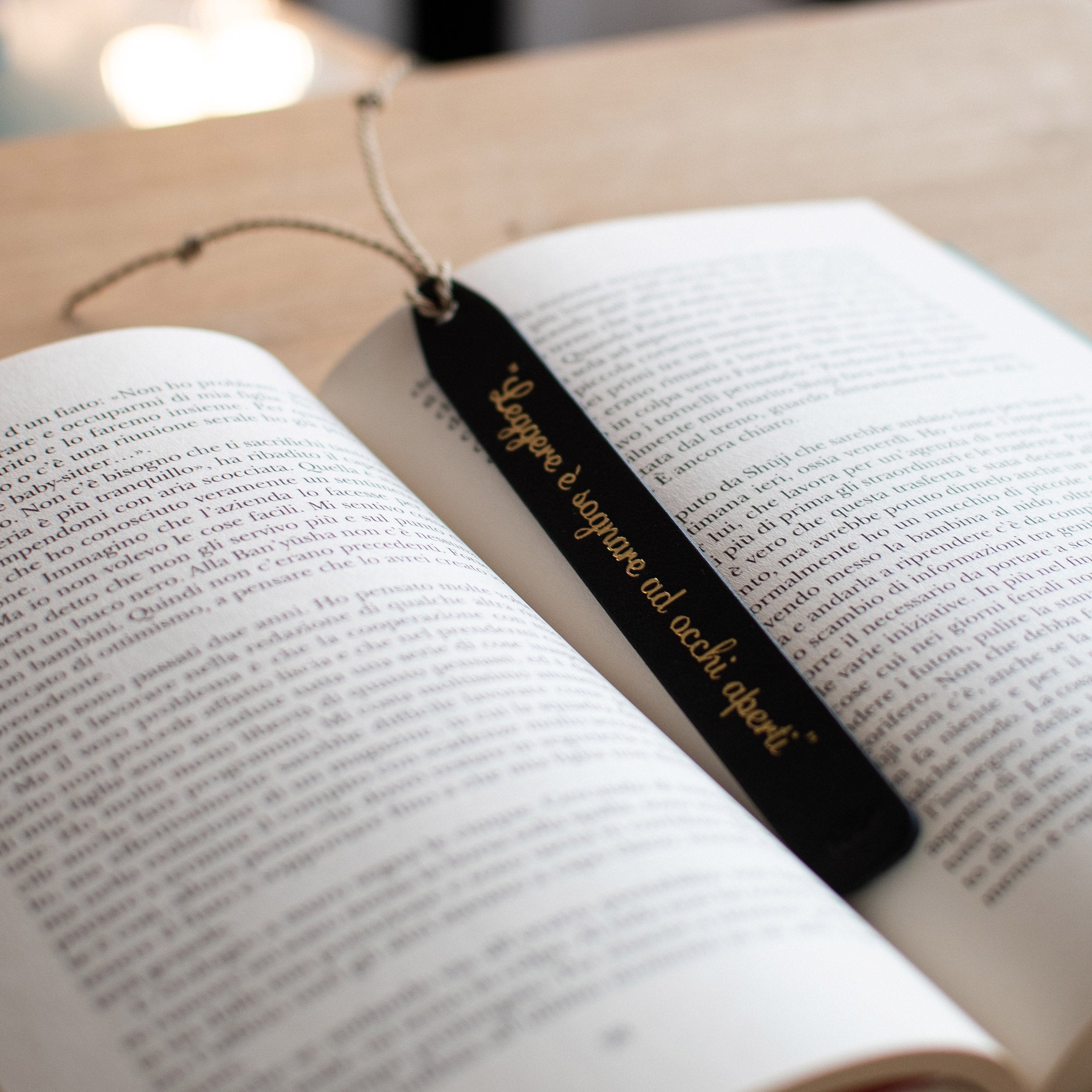 Segnalibro Tulsi "Leggere è sognare ad occhi aperti" - Pelle nera e scritta oro - Fatto a ma no in Italia - Made in Italy