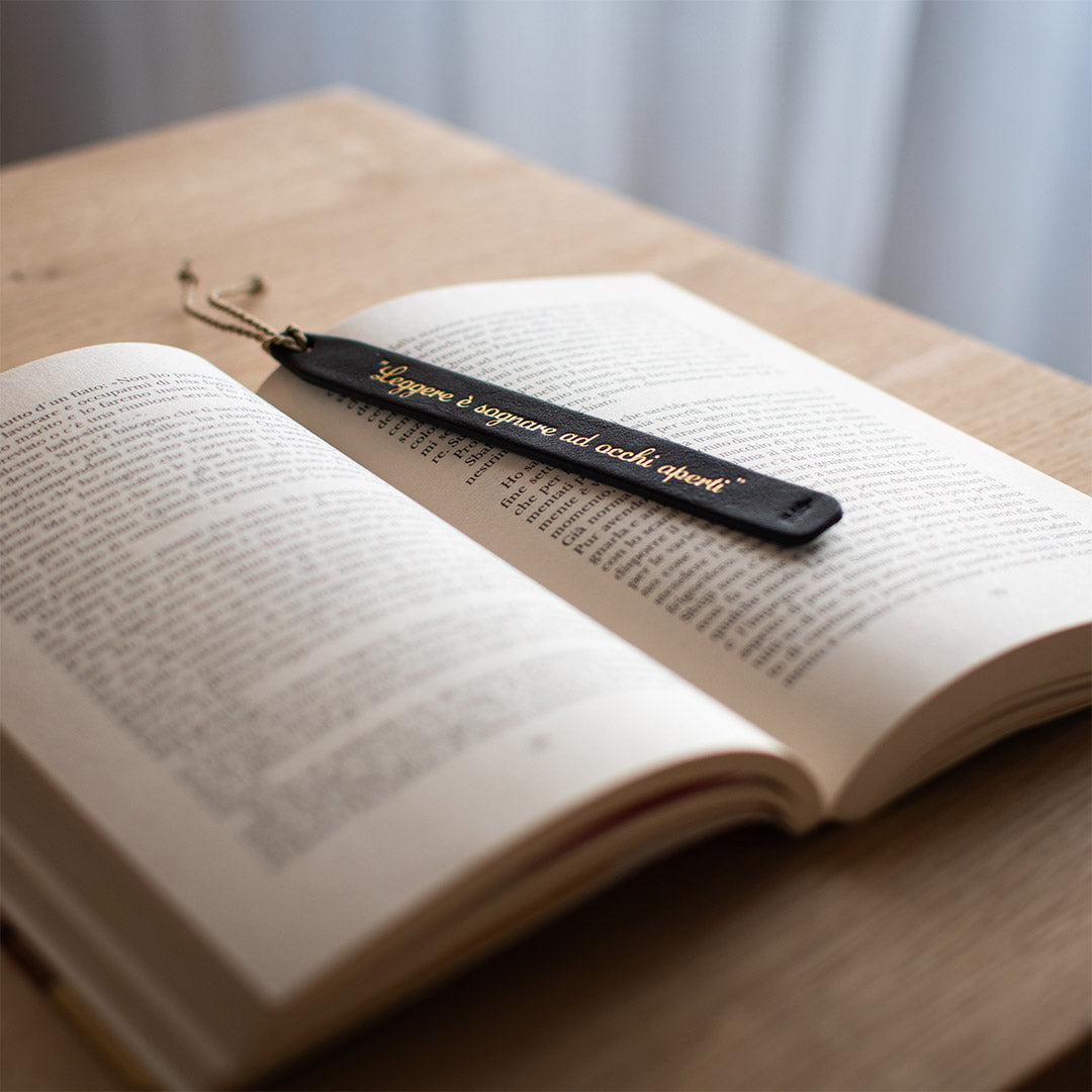 Segnalibro Tulsi "Leggere è sognare ad occhi aperti" - Pelle nera e scritta oro - Fatto a ma no in Italia - Made in Italy