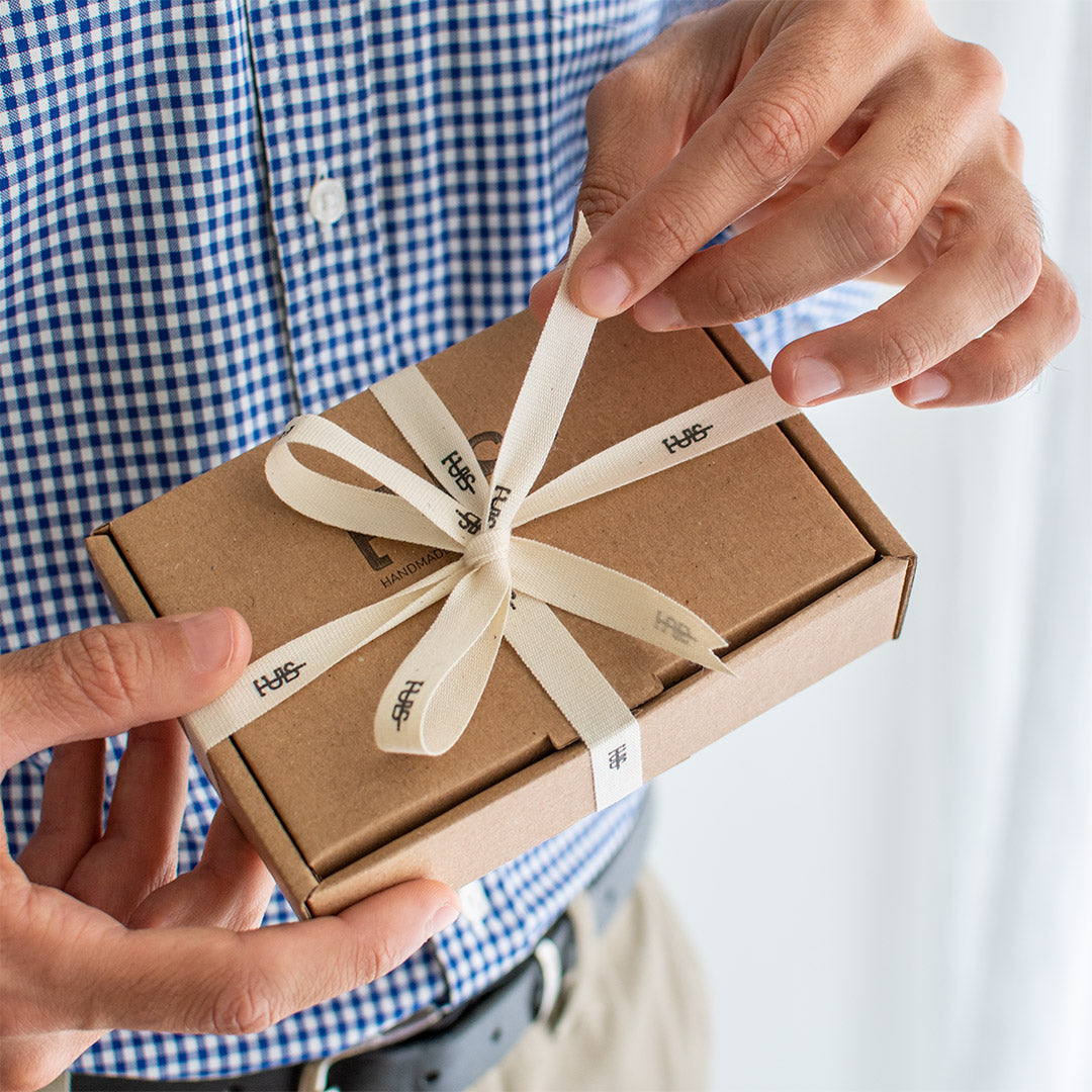 Bracciale pelle Tulsi confezione regalo - Per i tuoi regali - In cartoncino avana e nastro panna - Made in Italy
