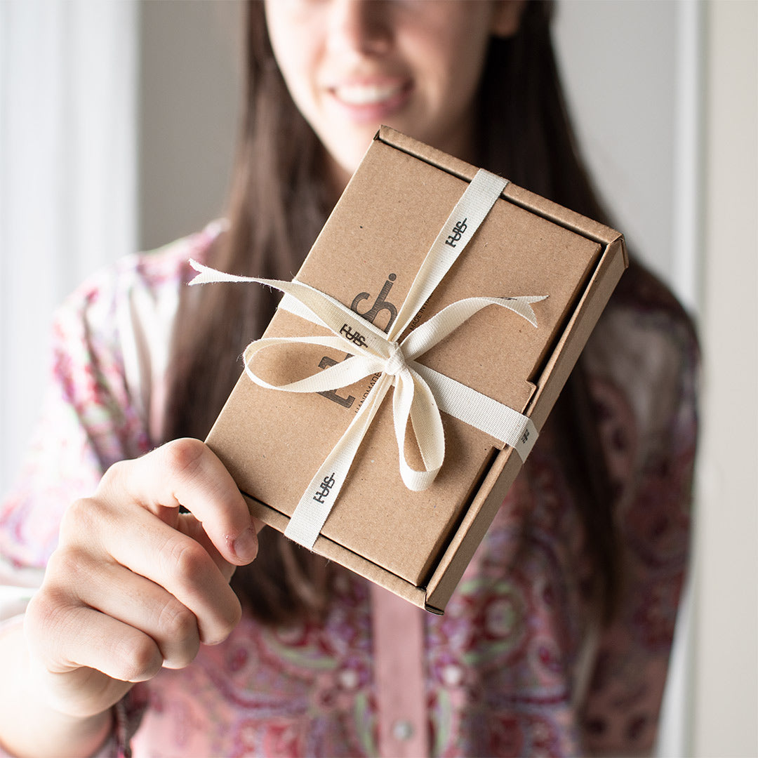 Confezione regalo dei prodotti Tulsi - Cartoncino colore avana e nastro bianco - Interamente riciclabile