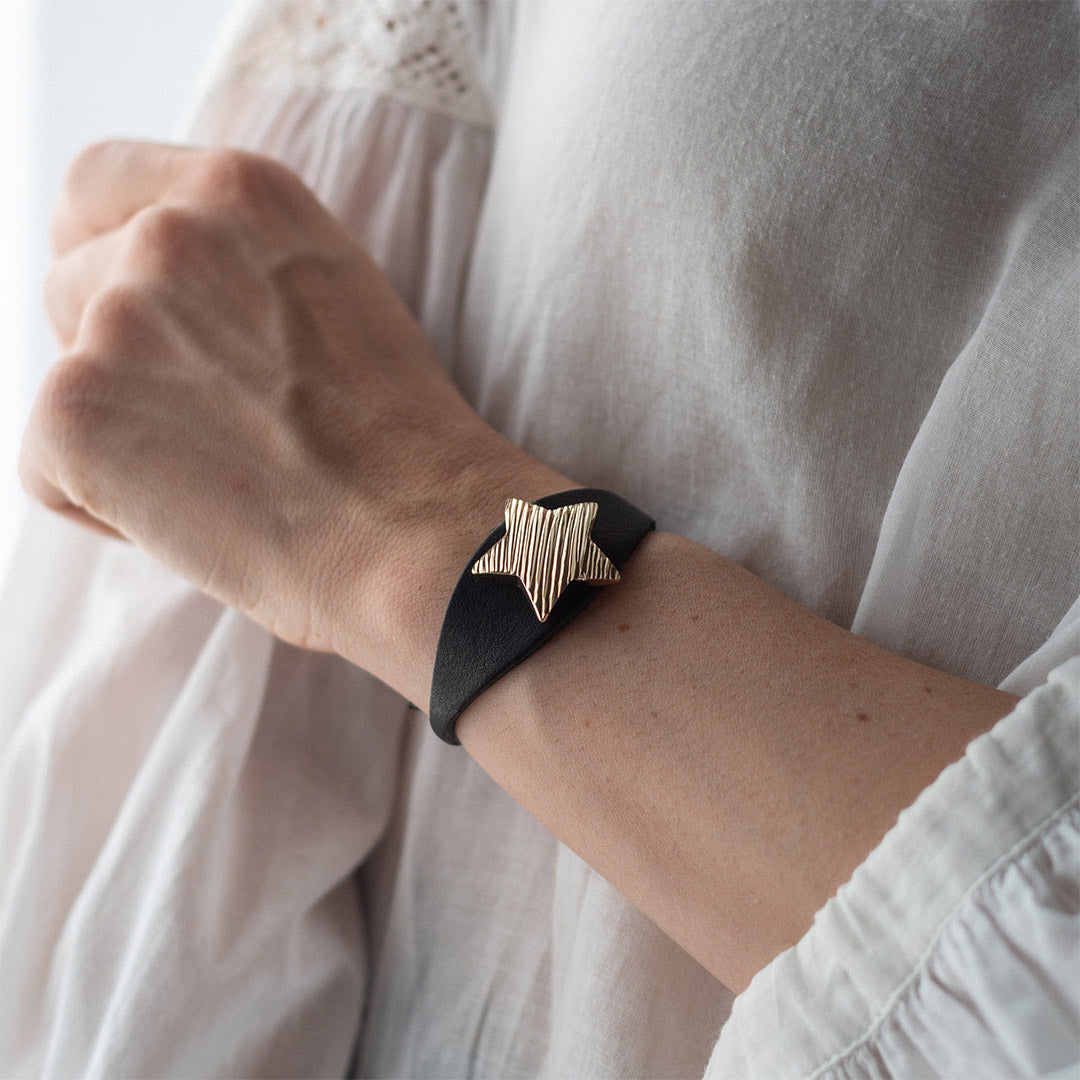 Bracciale pelle Tulsi Zefira Stella Mia Lux indossato donna - Pelle nera stella oro - Made in Italy