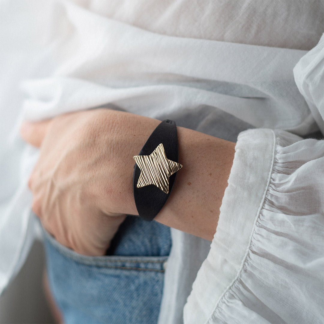 Bracciale pelle Tulsi Zefira Stella Mia Lux indossato donna - Pelle nera stella oro - Made in Italy