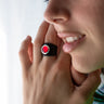 Anello pelle Tulsi Mirtillo rosso finitura palladio - Indossato donna - Dettaglio del colore del cristallo
