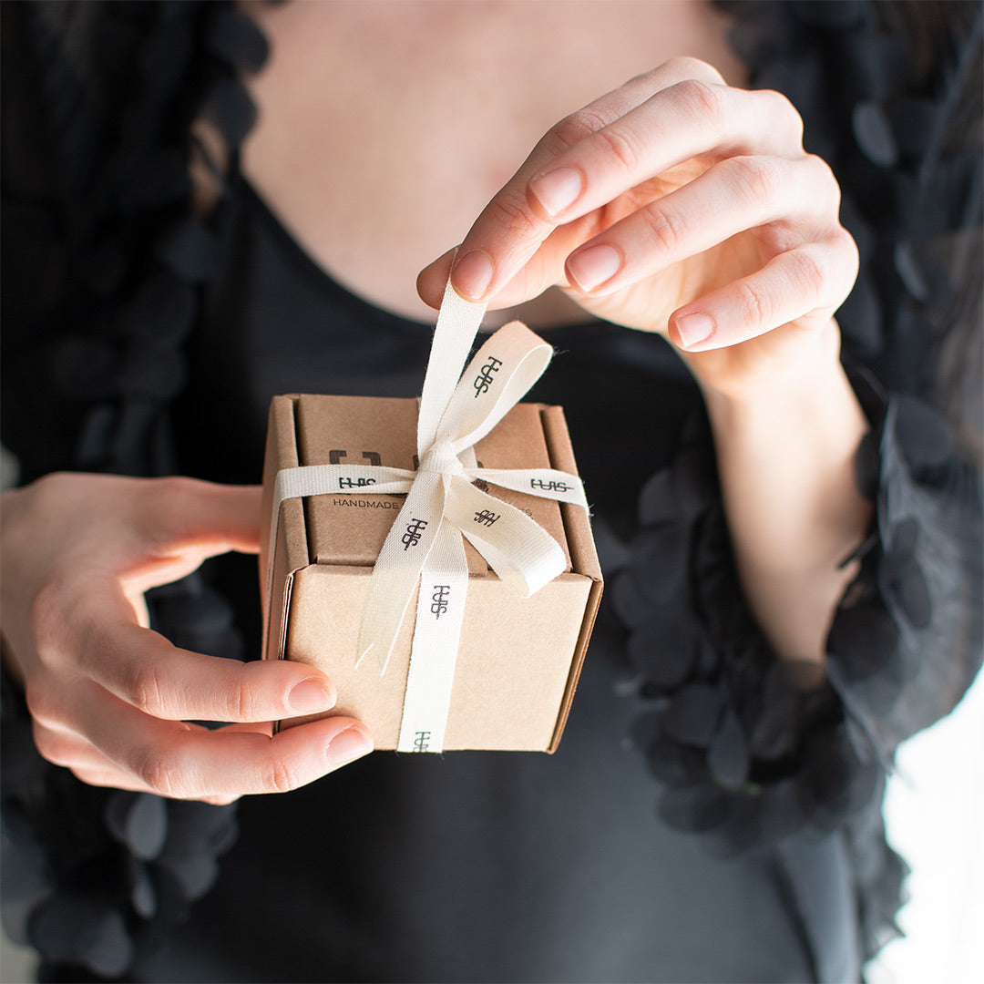 Anelli Tulsi confezione regalo con scatola in cartoncino avana e nastro in cotone bianco