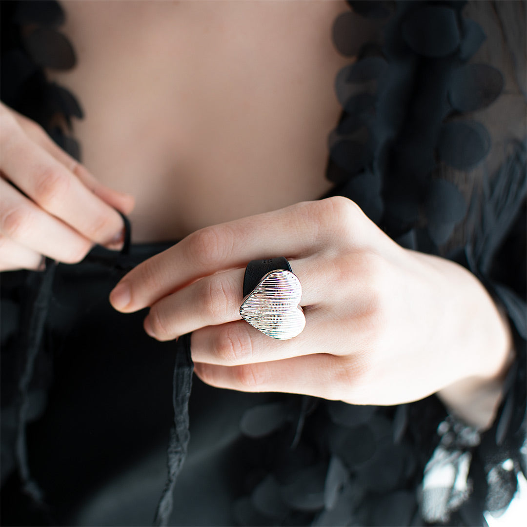 Anello gioiello in pelle Tulsi Cuore Mio Lux palladio  con pelle nera- Indossato donna - Made in Italy - Artigianato italiano