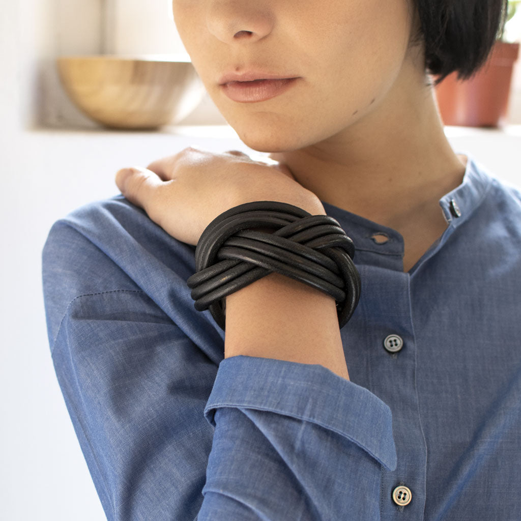 Bracciale pelle Tulsi Nodomoro - Intreccio realizzato a mano - Colore pelle nero - Indossato donna dettaglio