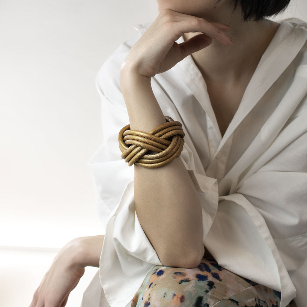 Bracciale pelle Tulsi Nodomoro - Intreccio realizzato a mano - Colore pelle oro - Indossato donna