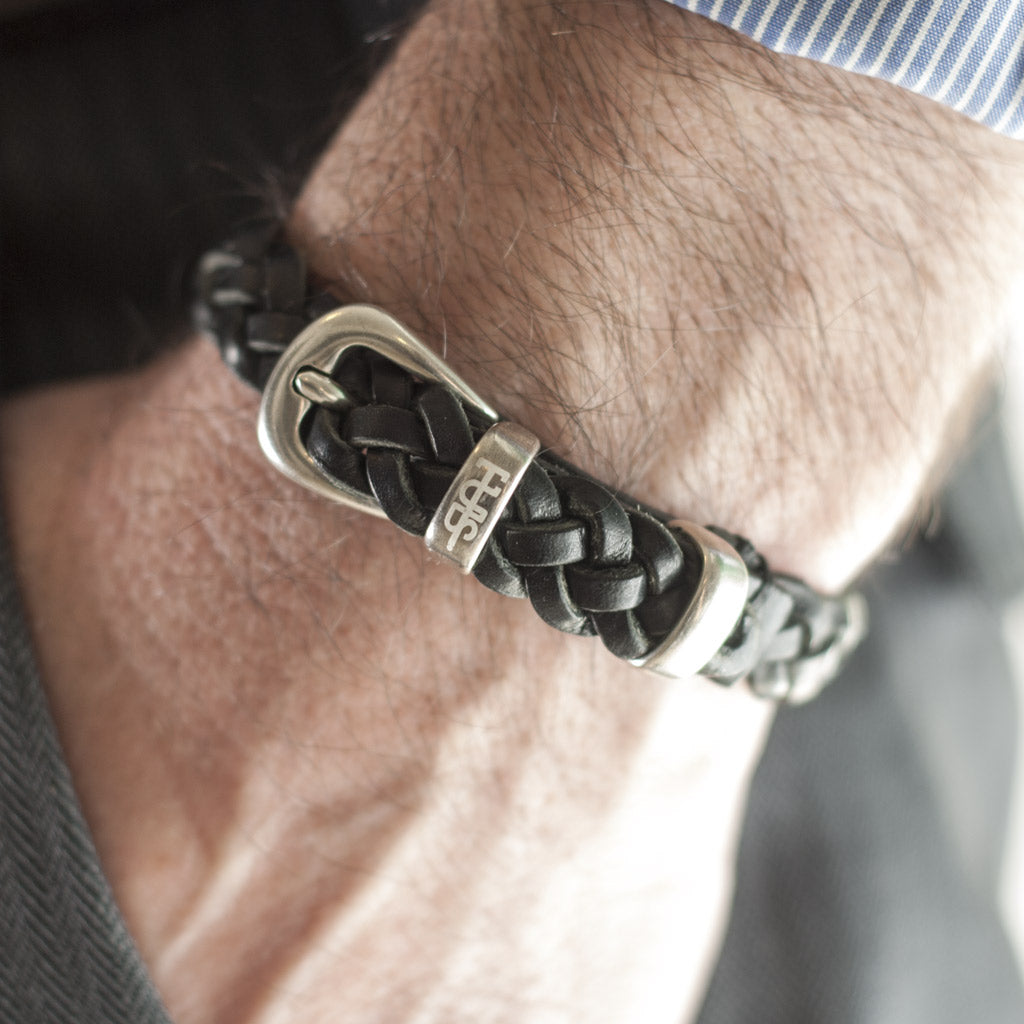Bracciale pelle Achille Tulsi - Pelle colore nero - Intrecciato a mano - Dettaglio della fibbia regolabile colore argento - Indossato uomo