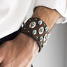 Bracciale pelle fascia Palomino Tulsi - Borchie colore argento e colore turchese - Pelle colore marrone - Indossato uomo