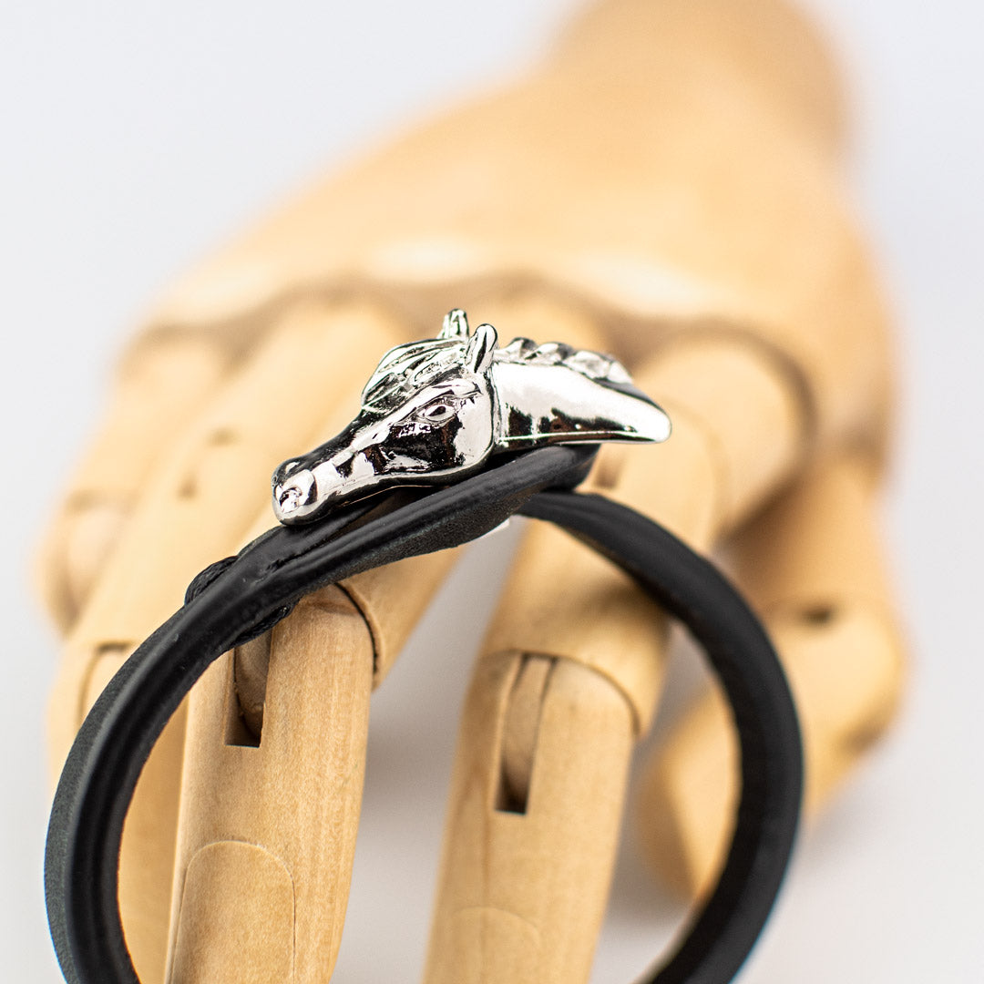 Giovane Donna Su Un Cavallo A Cavallo Cavaliere, Cavallo Da Equitazione Della Donna Sulla B 85724442 Giovane Donna Su Un Cavallo A Cavallo Cavaliere, Cavallo Da Equitazione Della Donna Sulla B 85724442