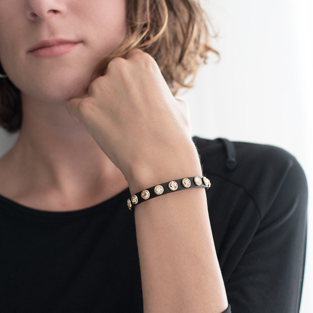 Bracciale a uncinetto con cristalli a goccia Bracciale a uncinetto con cristalli a goccia