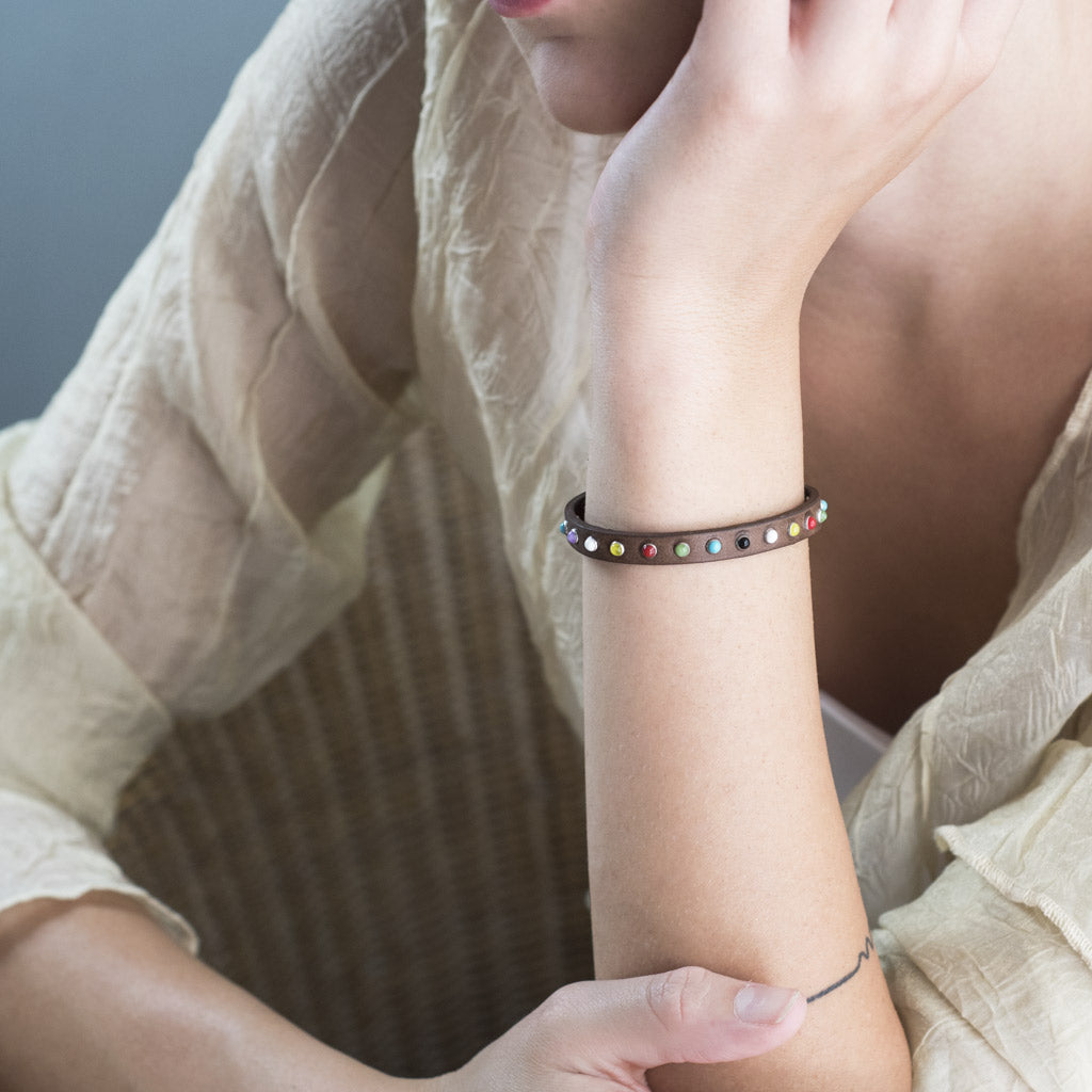 Nomen | Bracciale con piastrina a righe color oro in pelle marrone Nomen | Bracciale con piastrina a righe color oro in pelle marrone