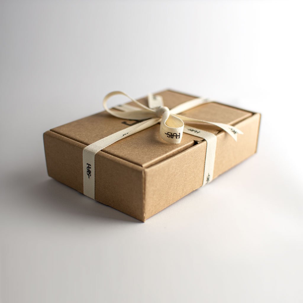 Confezione regalo per i bracciali Ginger Tulsi - Scatola in cartoncino colore avana e fiocco bianco