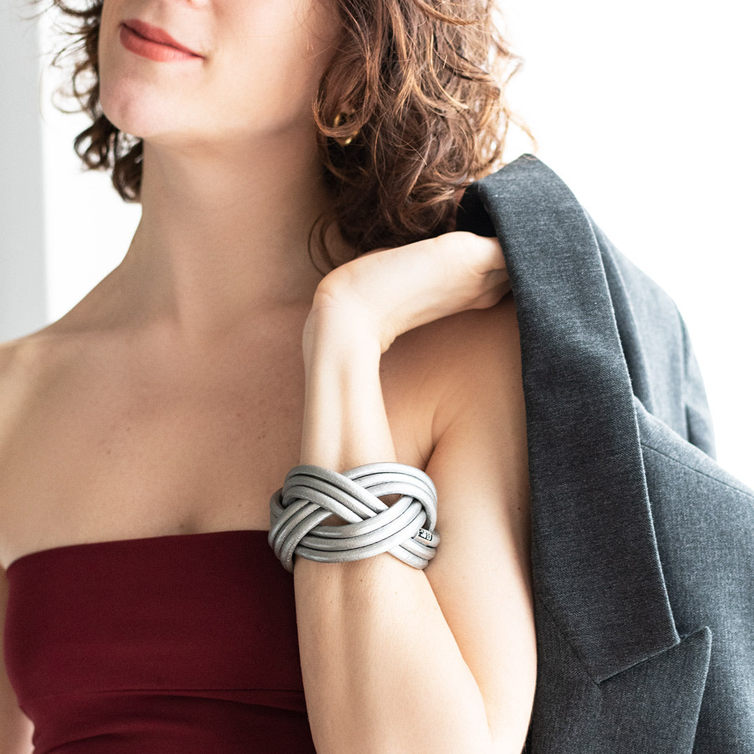 Bracciale pelle Tulsi Nodomoro - Intreccio realizzato a mano - indossato donna  -  Colore pelle argento - Made in Italy