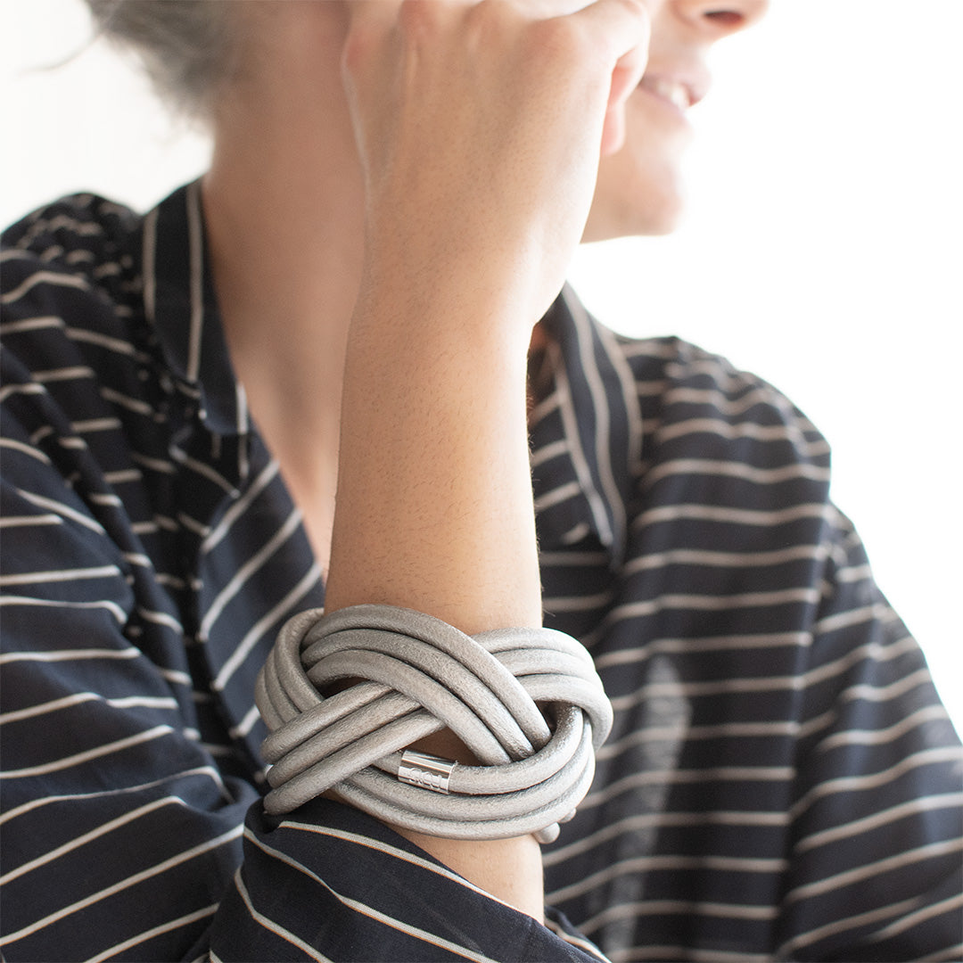 Bracciale pelle Tulsi Nodomoro - Intreccio realizzato a mano - Colore pelle argento - Indossato donna
