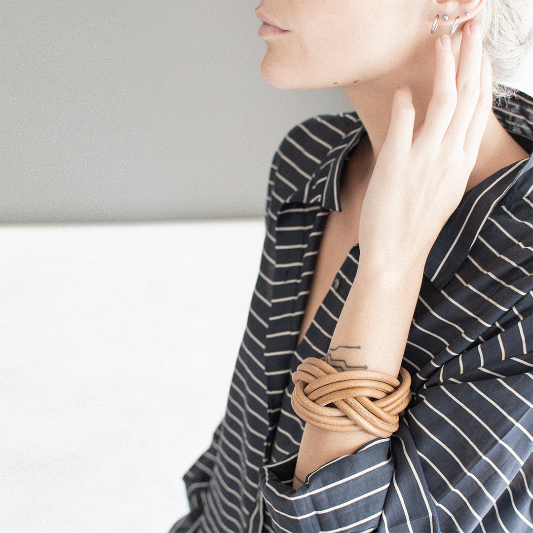 Bracciale pelle Tulsi Nodomoro - Intreccio realizzato a mano - Colore pelle naturale - Made in Italy - Indossato donna