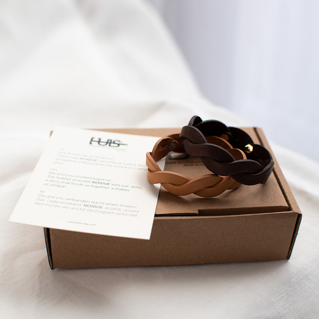 Confezione regalo per i bracciali NOIDUE Tulsi - Made in Italy - Scatola in cartoncino colore avana e fiocco bianco - Regalo