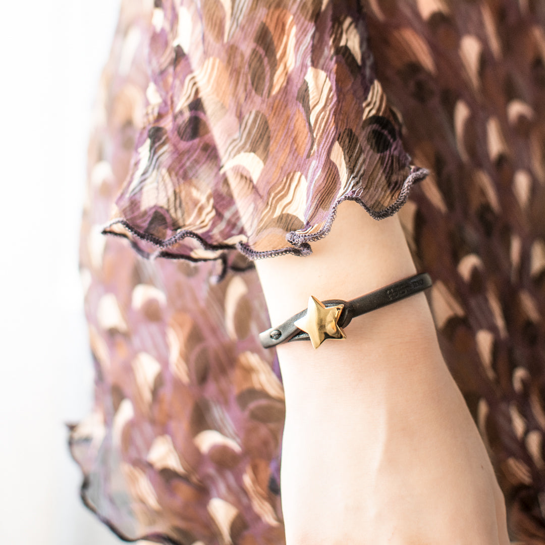 Bracciale pelle Tulsi Stella Mia - Pelle nera e stella colore oro - Indossato donna particolare - Made in Italy