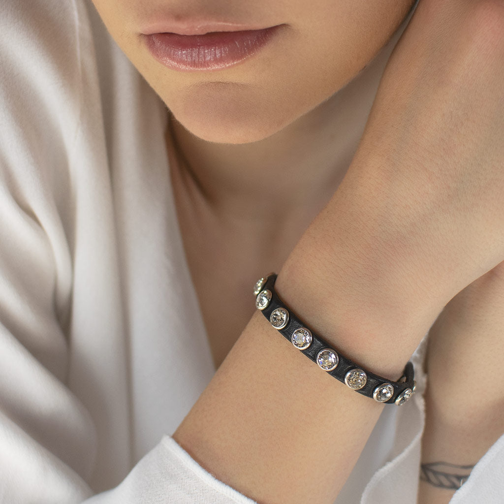 Orecchini, collana, bracciale ad uncinetto con perle di cristallo Orecchini, collana, bracciale ad uncinetto con perle di cristallo