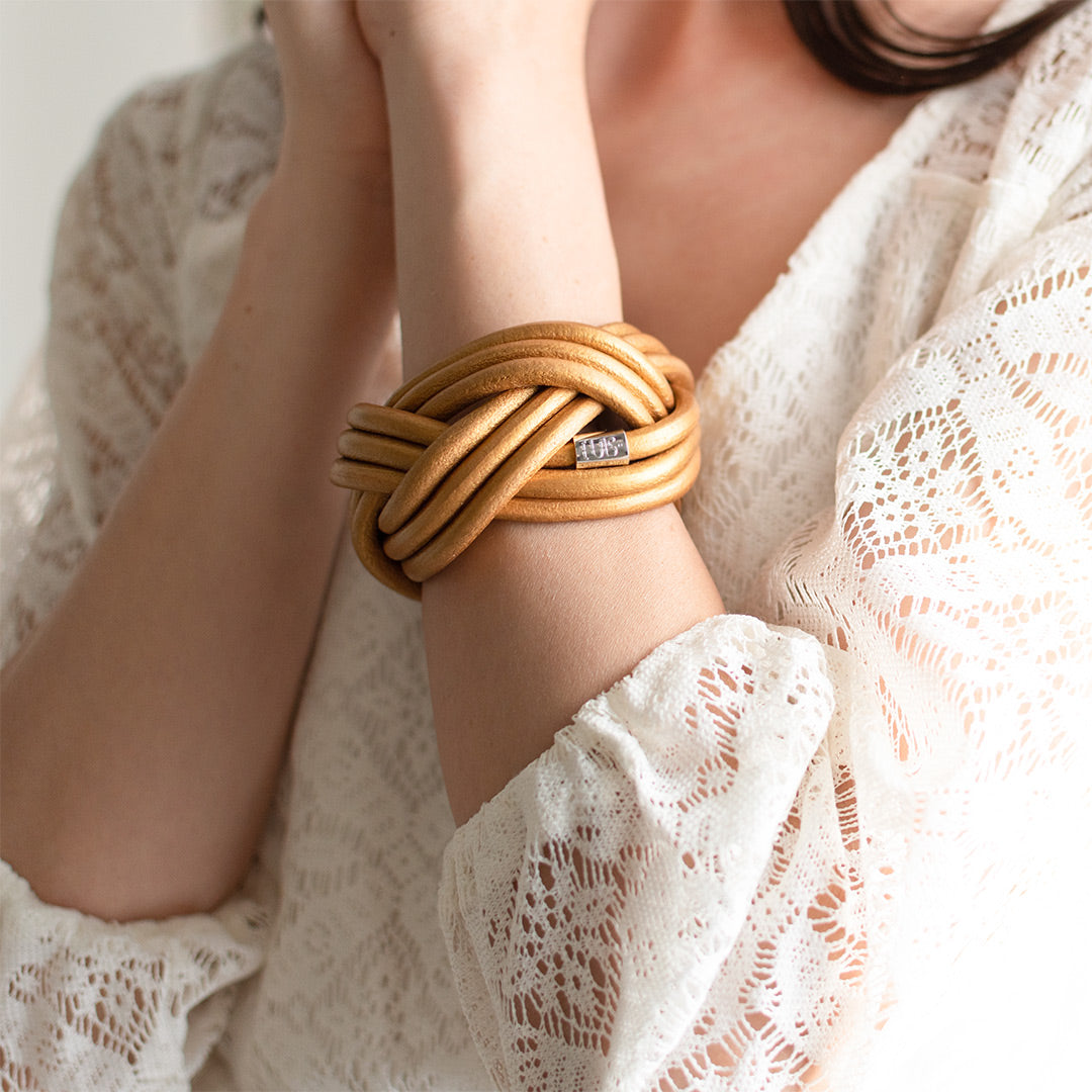 Bracciale pelle Tulsi Nodomoro - Intreccio realizzato a mano - Colore pelle oro - Indossato donna - Dettaglio