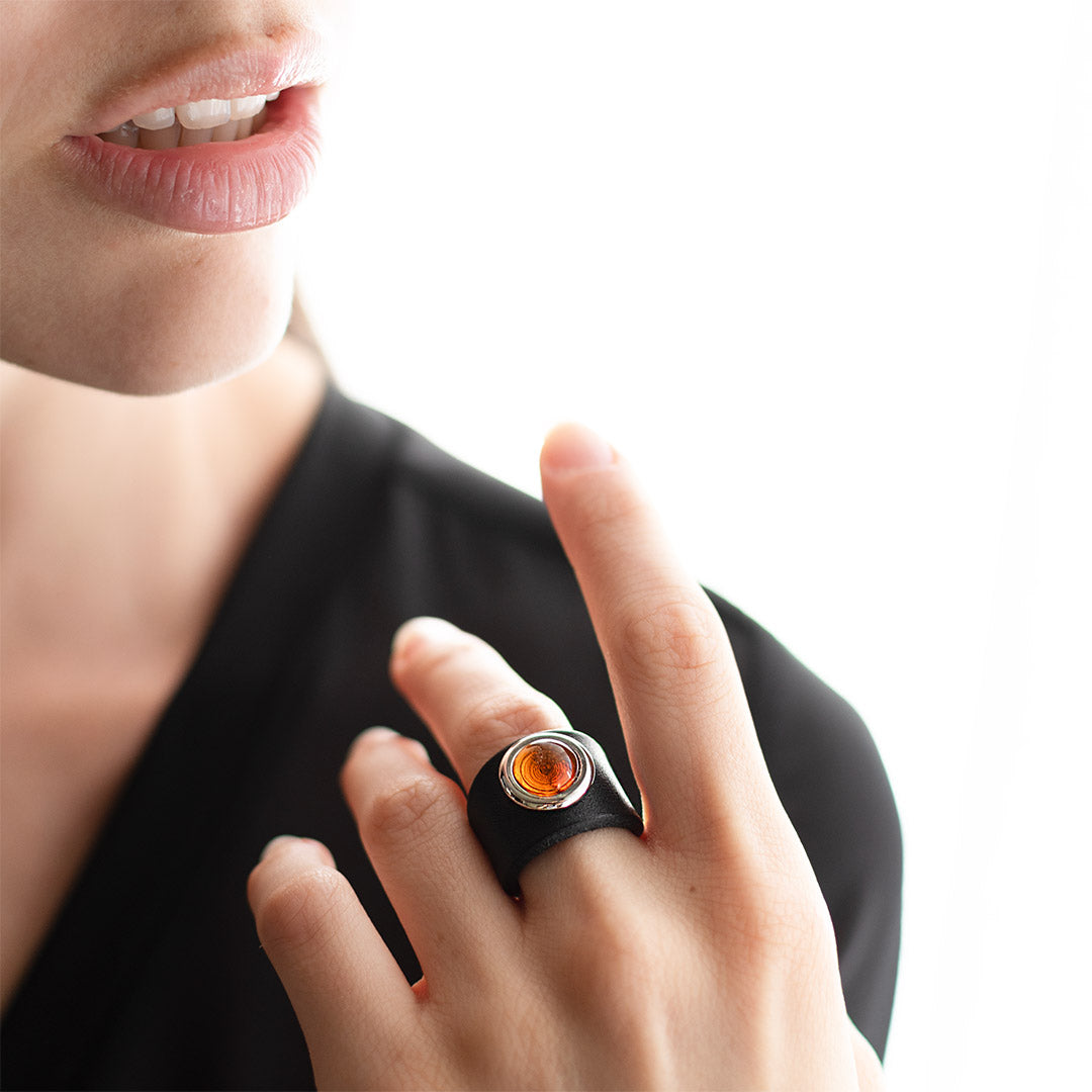 Tulsi anello pelle Aqua Copper con finitura palladio e pelle nera - Indossato donna - Dettaglio