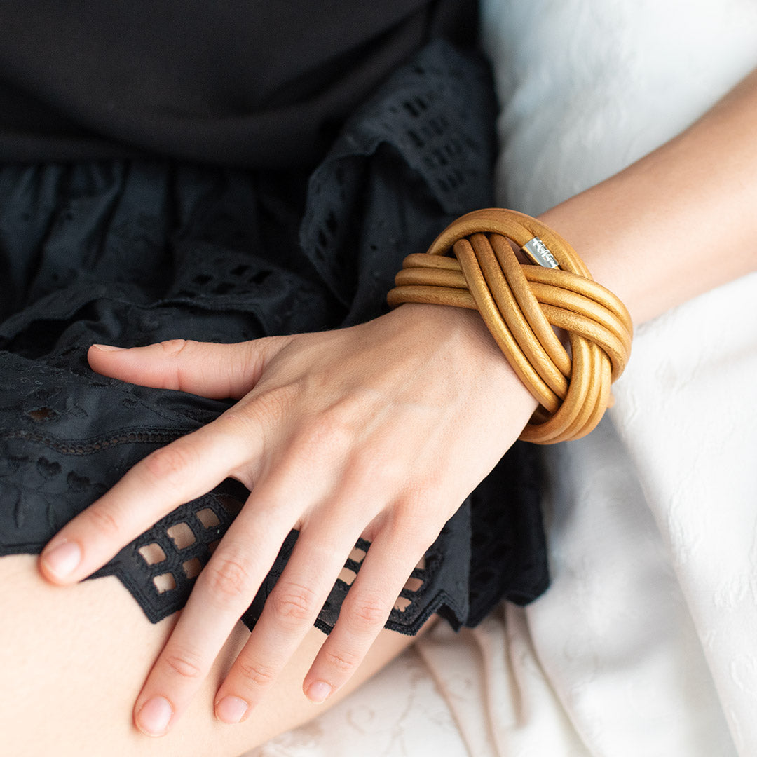 Tulsi bracciale pelle Nodomoro oro - Indossato donna - Made in Italy