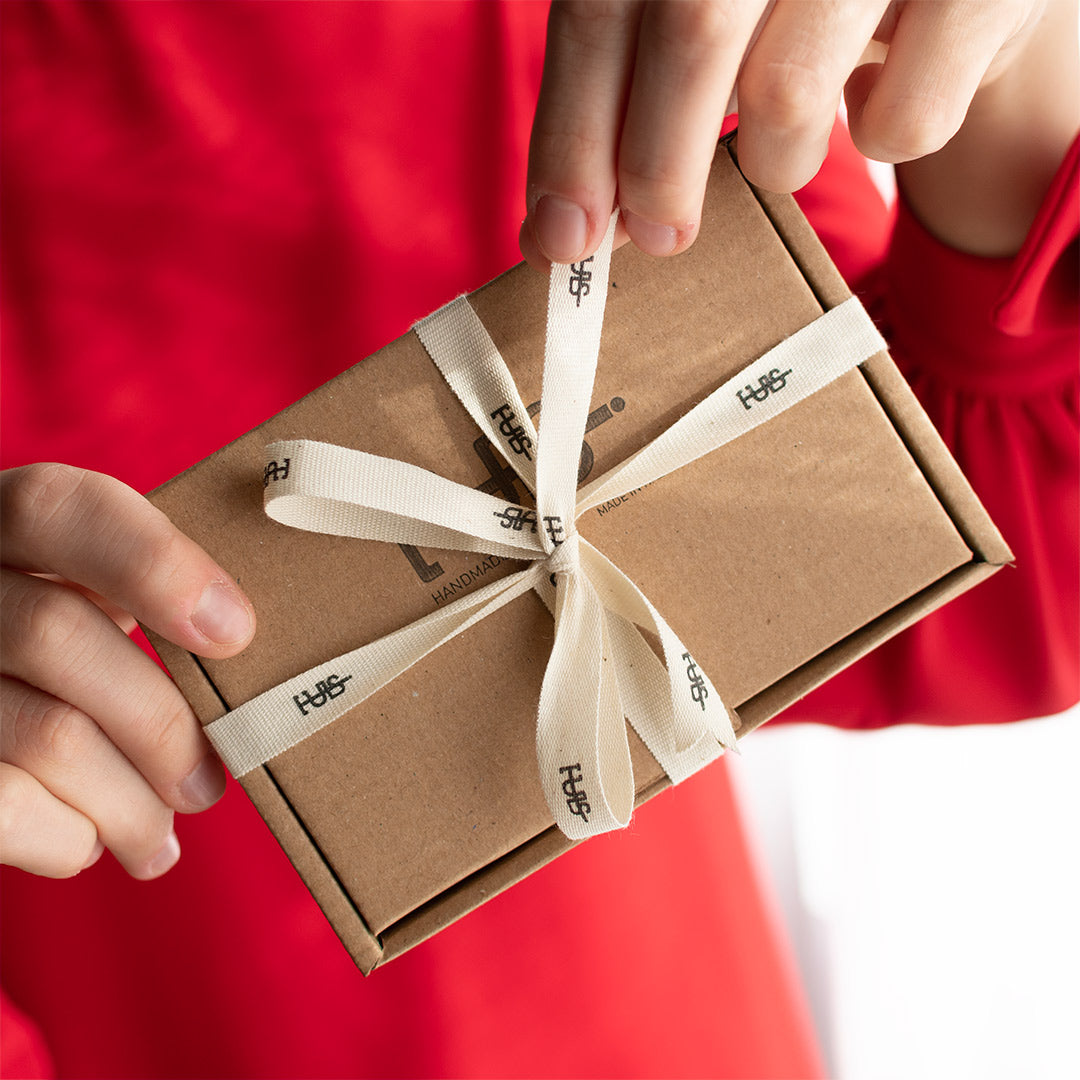 Tulsi bracciale Luce confezione regalo in cartoncino avana e fiocco in cotone bianco - Prodotto Made in Italy