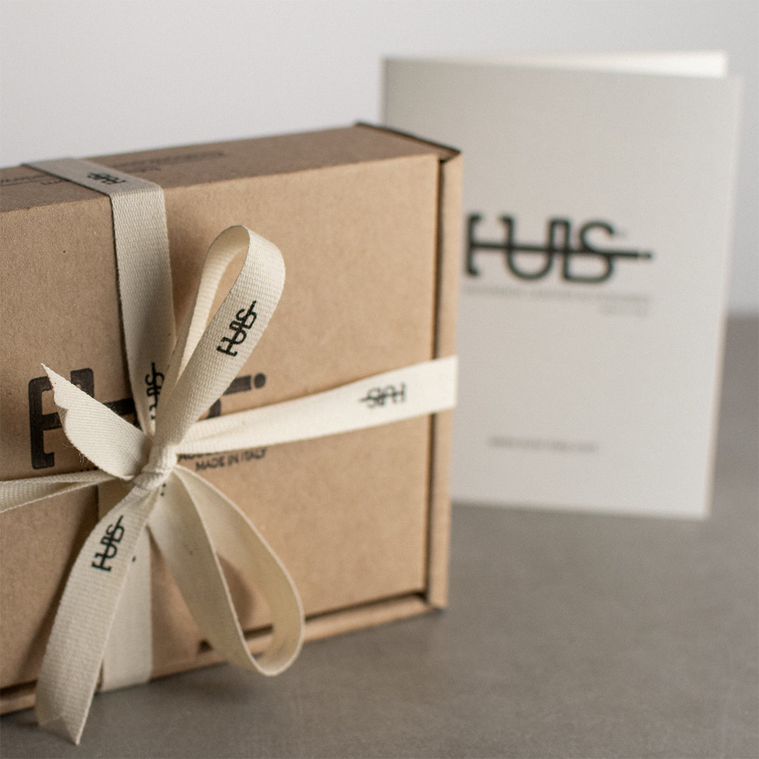 Confezione regalo per i bracciali Noi Tulsi - Made in Italy - Scatola in cartoncino colore avana e fiocco bianco