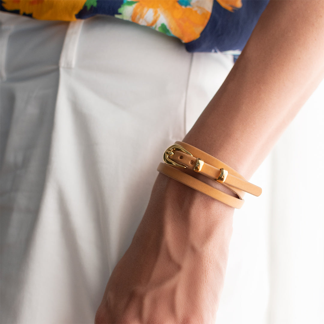 Tulsi bracciale pelle Narcisetto in pelle colore natura e fibbia color oro - Indossato donna - Fatto a mano in Italia