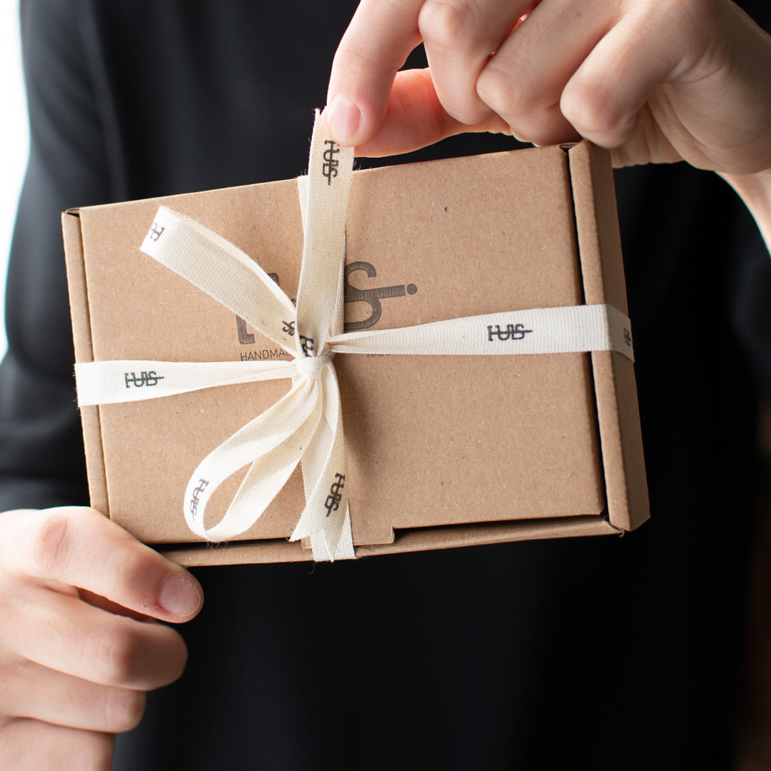  Tulsi Agendina Taccuino posta all'interno della confezione regalo con scatola in cartoncino colore avana e fiocco bianco in cotone con logo - Collezione Design Tulsi
